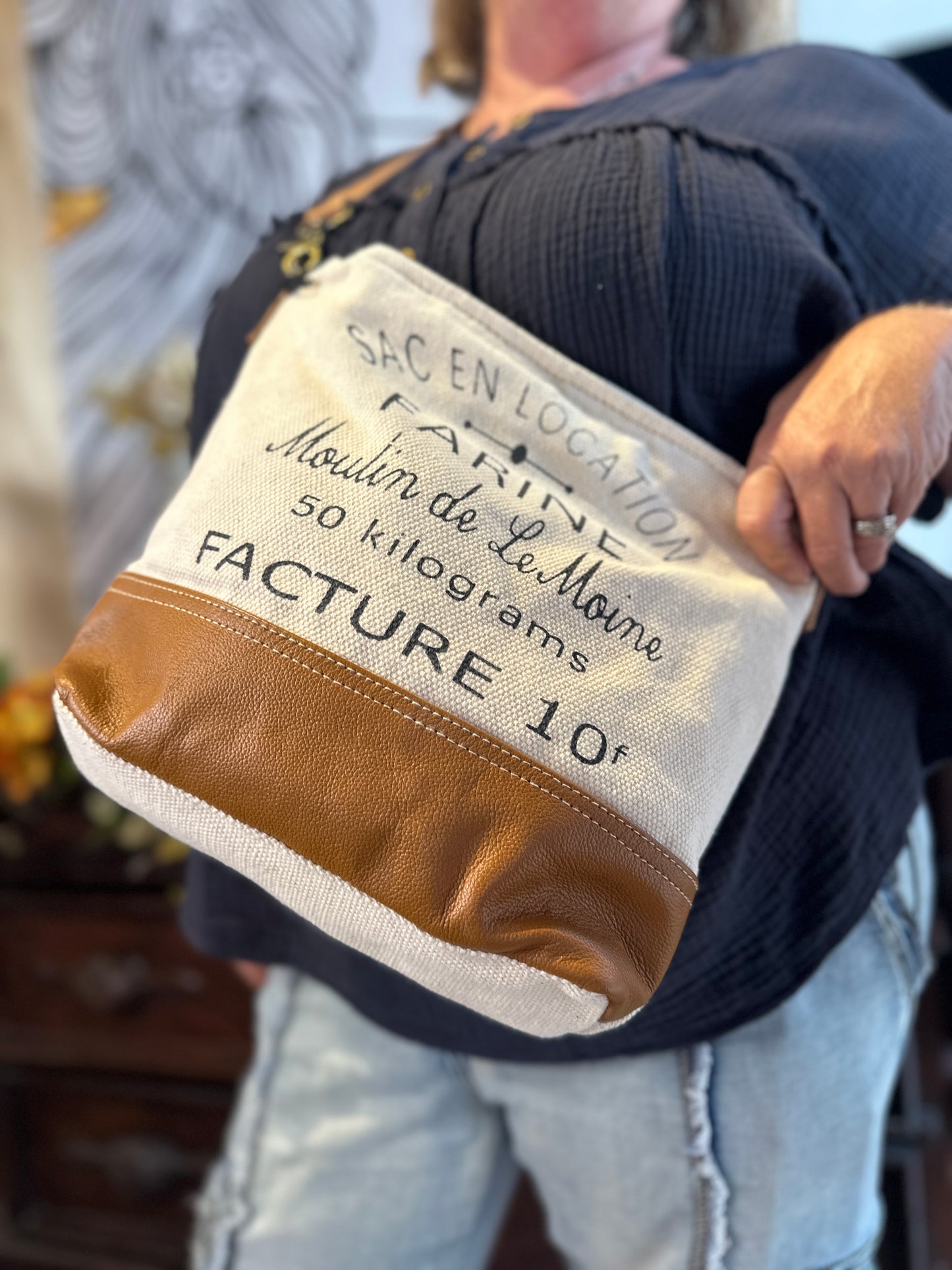 En Location Crossbody