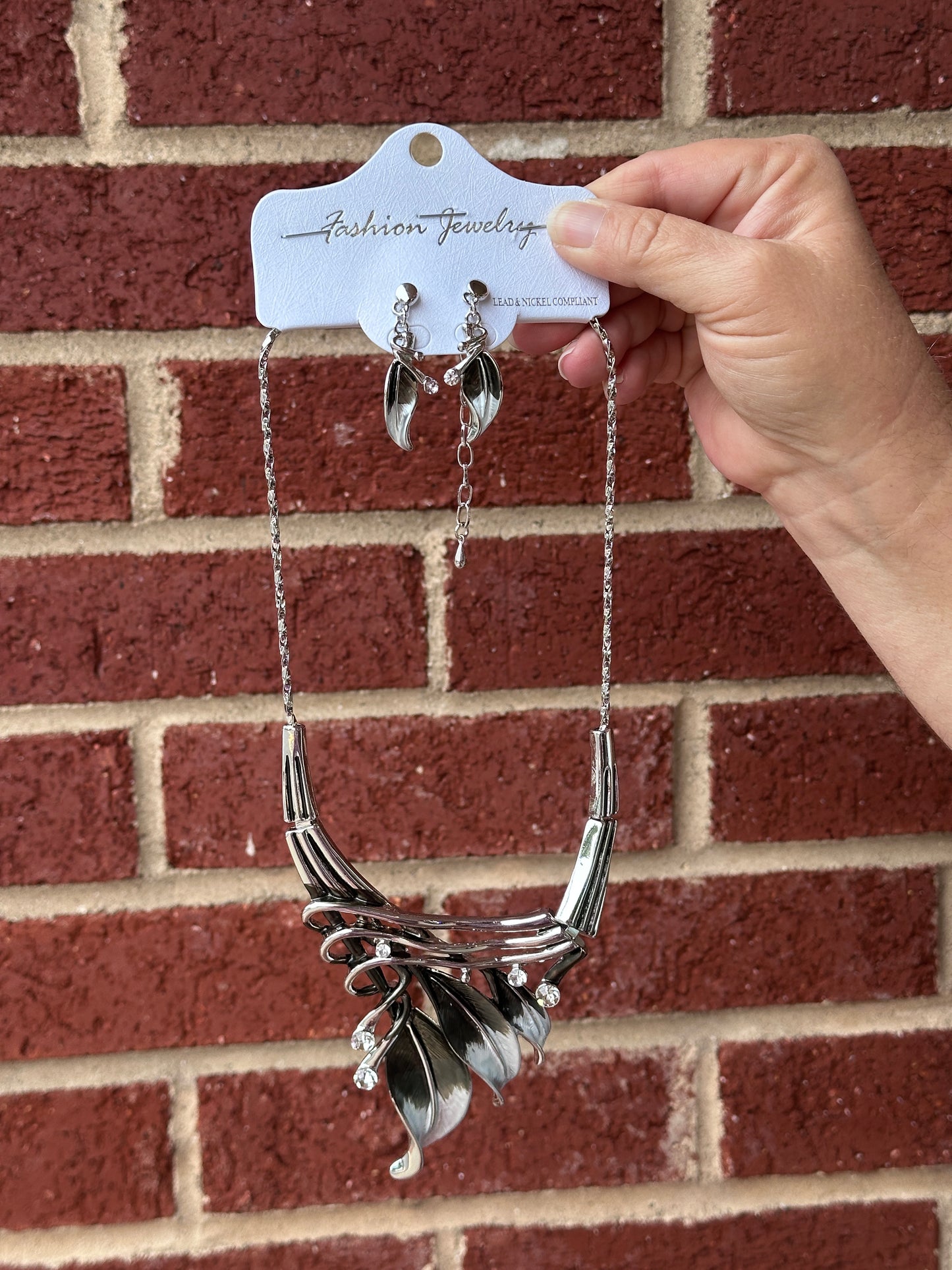 Colored Metal Rhythmical Feather Necklace