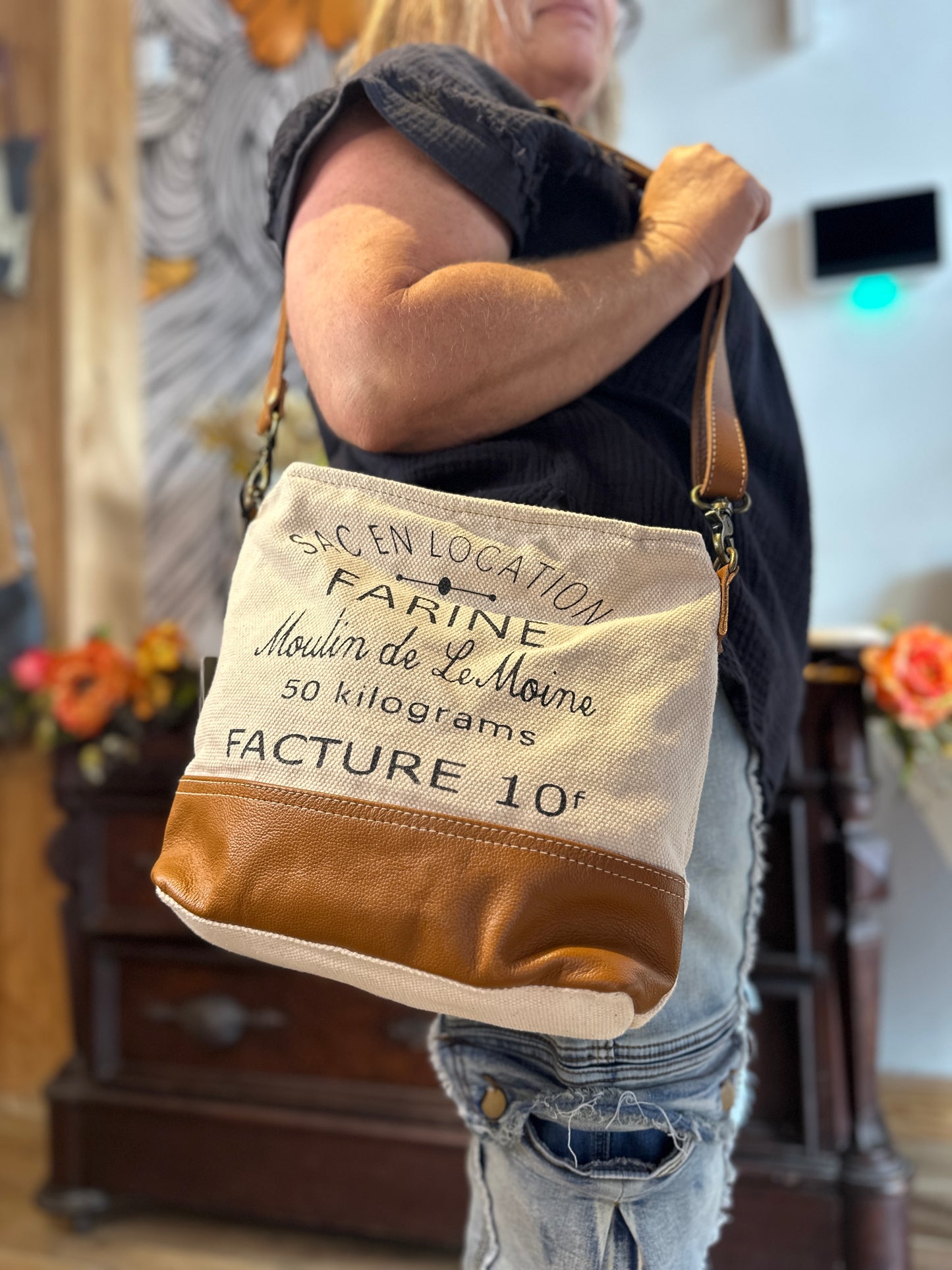 En Location Crossbody