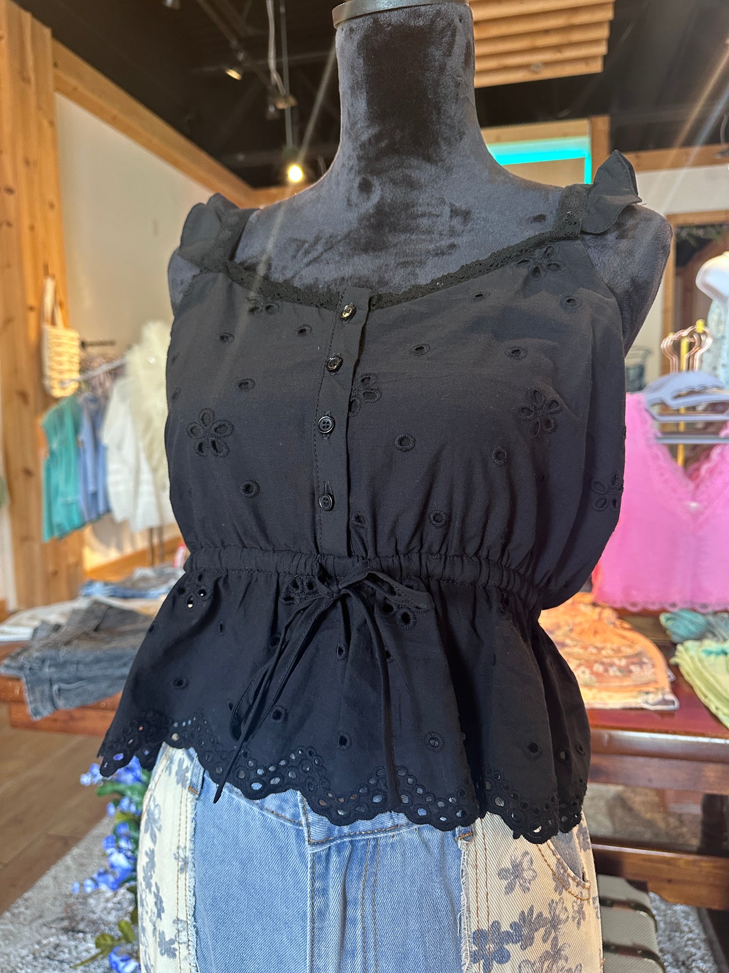 Eyelet Lace Button Front Sleeveless Top (eesome)