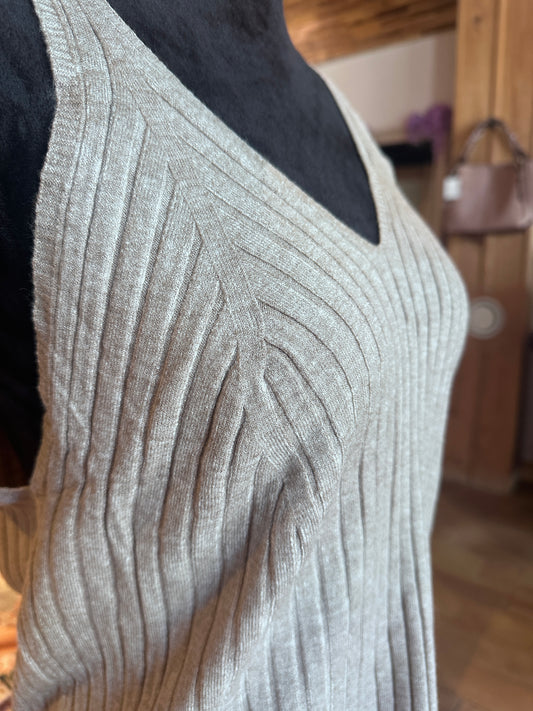 Curvy Ribbed V-neck Tank Top (eesome)