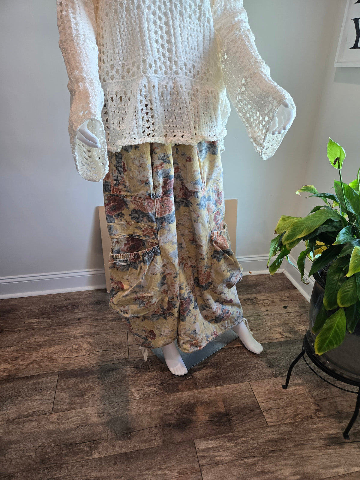 Curvy Flower Denim Pants