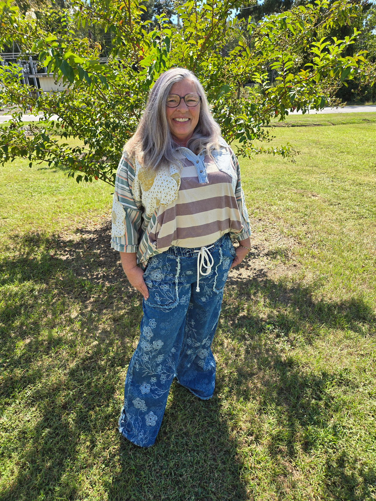 Frayed Pocket Embroidered Jeans