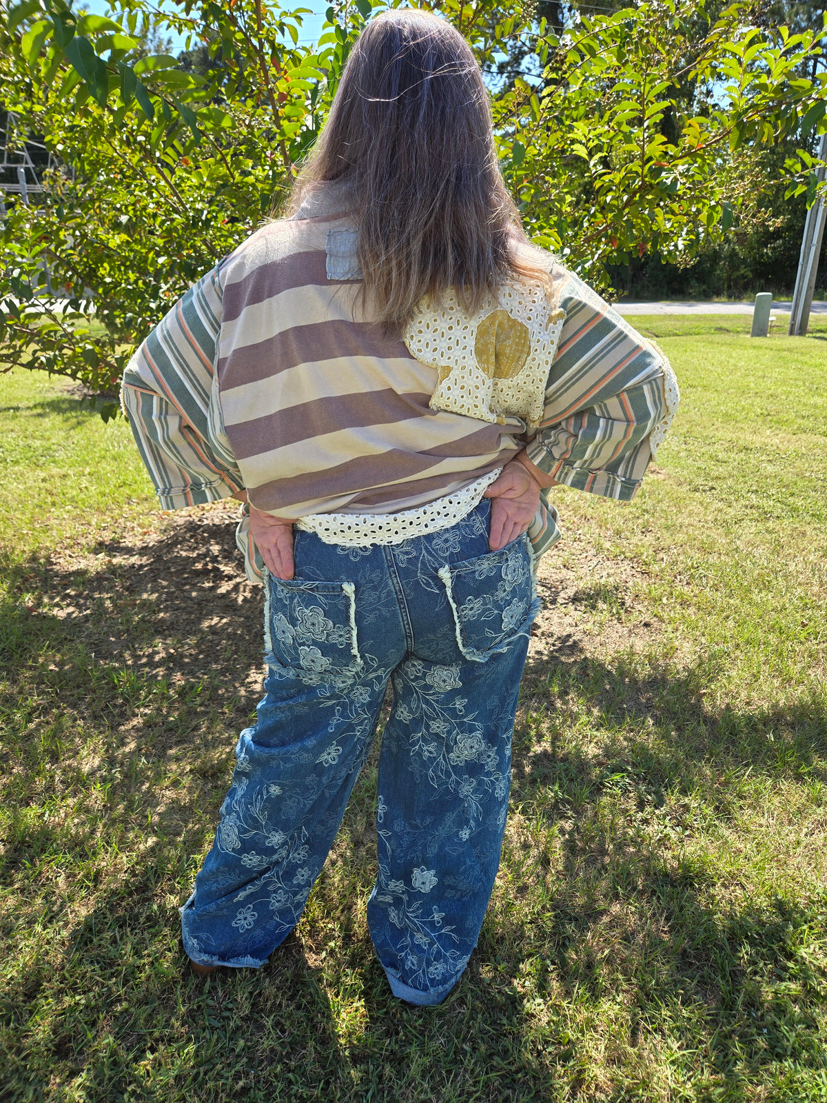 Frayed Pocket Embroidered Jeans